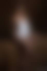 голая прикрывается|Голая стройная девушка прикрывается простыней | Обои для телефона