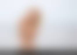 年轻的裸体|2022 年6 月，年轻的Emilia Jung 首次在德国花花公子杂志上裸体