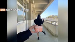 女子小中学生  盗撮|神戸市の路上で店舗に並ぶ女子高校生6人を盗撮か 会社員の男を現行犯逮捕 - YouTube