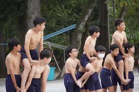 小学生　男児　裸|上半身裸の騎馬戦という「地獄」に苦しんだ僕は、教師になった | OTEMOTO［オ・テモト］