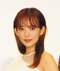 夏菜|夏菜、美谷間くっきりクールなスーツ姿で魅了! 悪女を演じ反面教師に | マイナビニュース