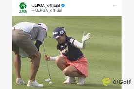 女子ゴルファー　しゃがみ画像|女子ゴルフ選手は、男性選手と一緒に穴にゴルフボールを入れるためのグリーンを分析するためにしゃがみます。 ライフスタイルコンセプト。の写真素材・画像素材  Image 91660479