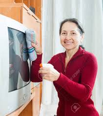 熟女主婦家庭内画像|屋内の台所に立って喜んで熟女主婦の肖像画の写真素材・画像素材 Image 72008901