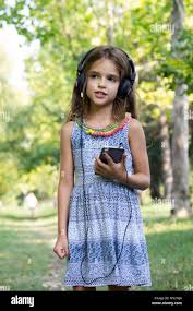 Little girl|310点のGirl Getting Dressedのストックフォト - Getty Images