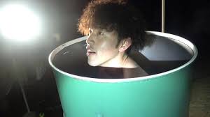 ドラム缶 風呂 裸| / X