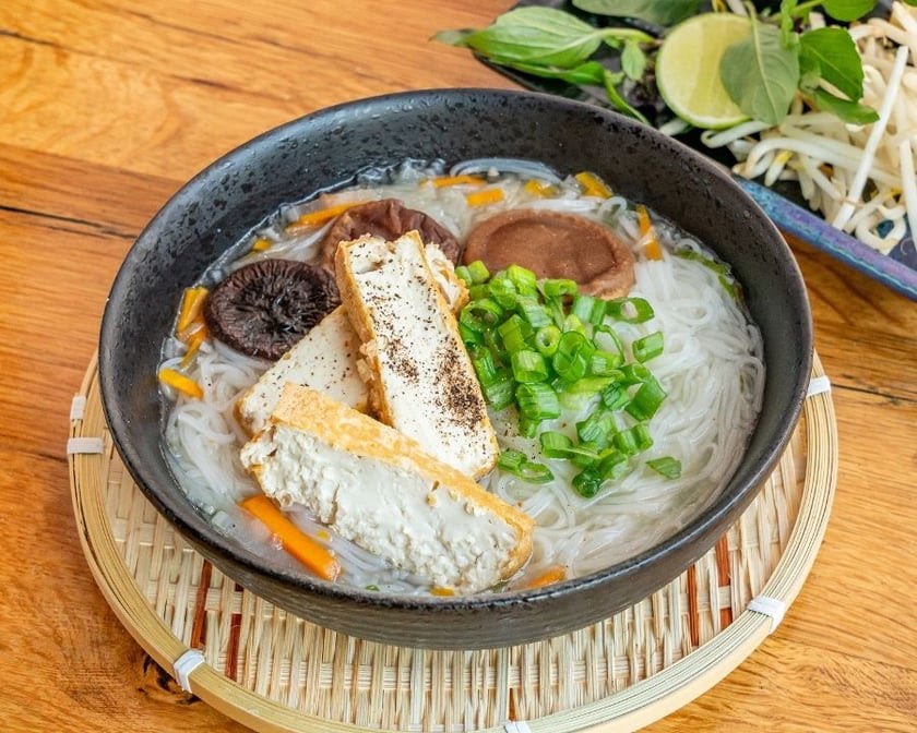 Bee's Vietnamese Street Food by null