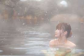露天風呂　美女　入浴|心がほどける、冬の醍醐味雪見露天風呂を楽しむ美女の無料の写真素材 - ID.22427｜フリー素材 ぱくたそ
