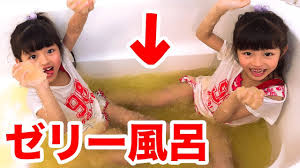 JS 風呂|ゼリー風呂を作って遊んでみた！ジェリーバフ♬Jelly bath「Gelli Baff」 - YouTube