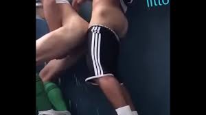 Jogadores mostrando o pauzÃo jpg x Jogador de futebol