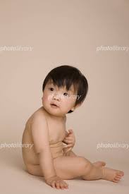 赤ちゃん　裸|おっぱいを飲む裸の赤ちゃん[10613000626]の写真・イラスト素材｜アマナイメージズ
