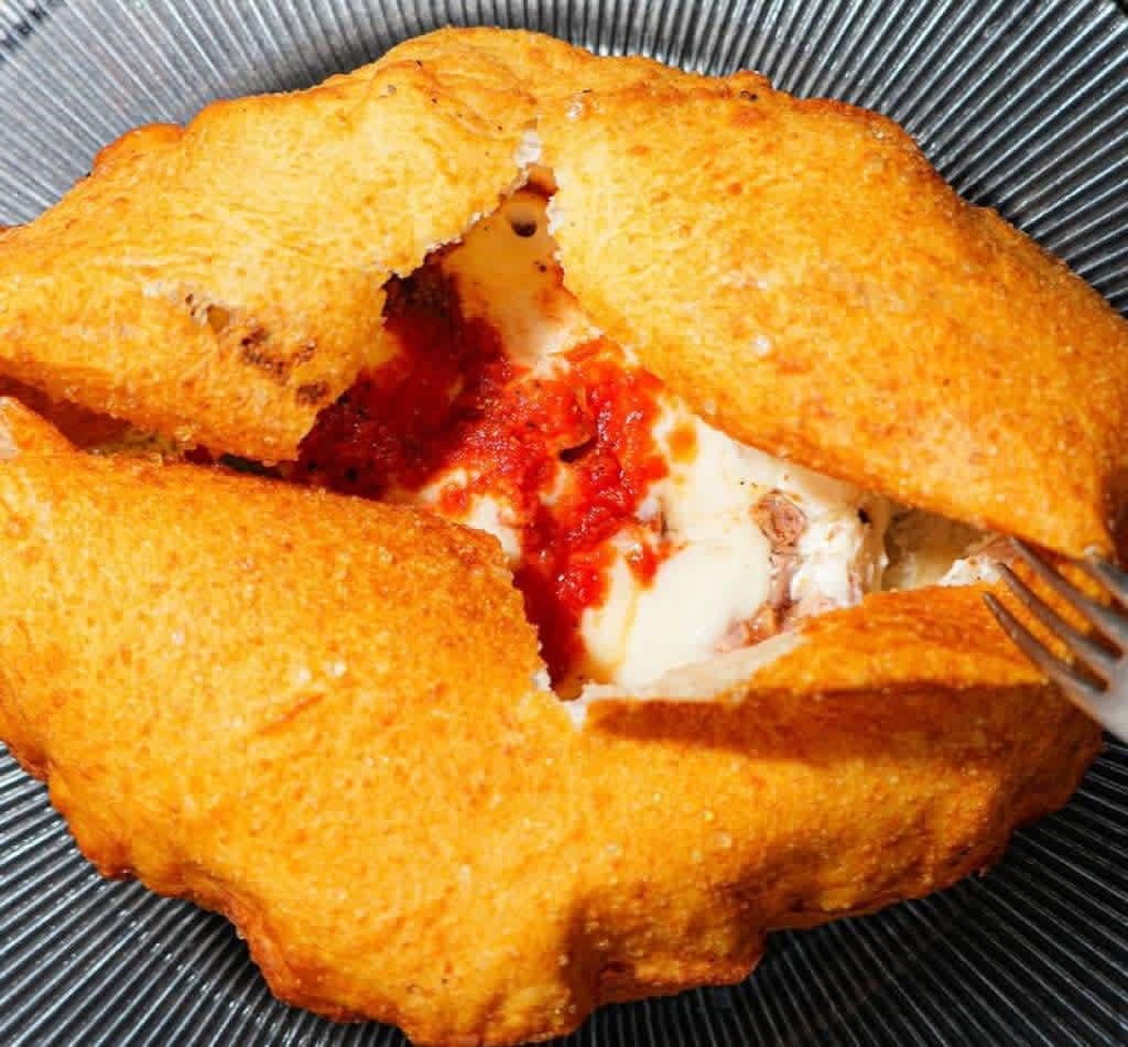 Isabella De Cham Pizza Fritta by null