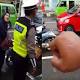 Bak 'Ratu Jalanan', Emak-Emak ini Nekat Gigit Tangan Polisi Gara ... - Rancah Post