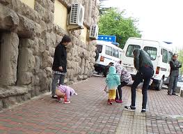 ichildren pee on the street in china|Little Chinese boy peeing on a pavement with his mother waiting for him and  people passing by Stock Photo - Alamy