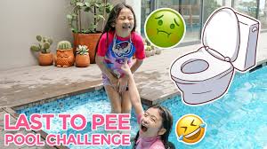 little girl kids peeing|ベッドのぬれ，マットレスの子どものおしっこ，ベッドのシーツの小さな少女の足とおしっこ，子どもの開発のコンセプト，ベッドの上に選ばれたフォーカス写真素材701826748  | Shutterstock