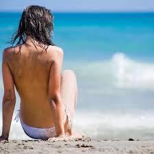 amateur nudist beach|海での魅力的なカップル。若い男は、彼のトップレス ガール フレンドの携帯電話で写真を取る。前景に焦点を当てるの写真素材・画像素材 Image  50557361