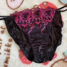 下着女装　百合子|スーパーマーケットの下着売り場でブラジャーを考える熟女の写真素材・画像素材 Image 194879988