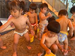 幼稚園 プール 裸|