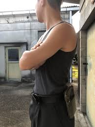 屋外路上露出ＪＫ|帽子をかぶった露出主義者は、彼女のコートを開いて投げ、静かな人里離れた通りに女の子を通り過ぎるのを怖がらせるの写真素材・画像素材 Image  111581438