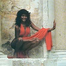 Una giovane donna nera e tettona fa una gola profonda e le sue amiche si divertono a scopare hardcore jpg x Gola profonda nera black