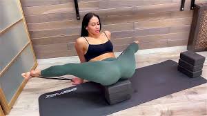 Whos cameltoe do you like better blldi jpg x Camel toe yoga pants