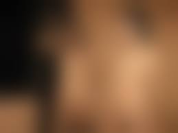 голые тайки|Голая тайка с сексуальным телом раздвигает ноги на столе - фото