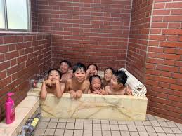  中学生風呂|お風呂でお湯に浸かる若い女性の写真素材 [FYI04715621] | ストックフォトの Qlean Market（キュリンマーケット）