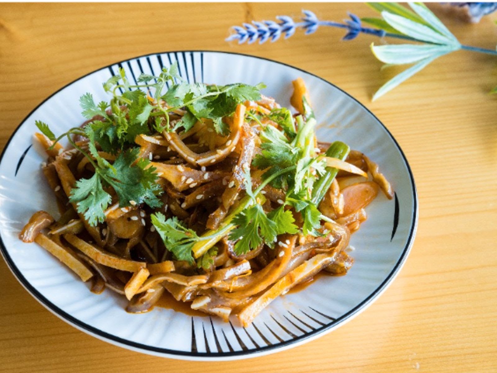 Ten Seconds Yunnan Rice Noodles / Nai Brother Chinese Sauerkraut Fish by null