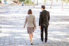 길거리뒷모습'|팔짱을 끼고 걷는 노부부의 뒷모습 배경 및 무료 다운로드를위한 그림 - Pngtree