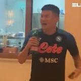 Traditie bij veel voetbalclubs: nieuwe spelers zingen liedje voor ploegmaats, Napoli-aanwinst gaat zelfs viraal