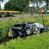 Automobilist haalt nat pak in Ruinerwold