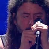 Le lacrime di Dave Grohl al concerto dei Foo Fighters in onore di Taylor Hawkins