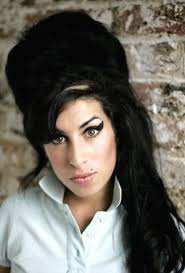 Attaccata Amy Winehouse
