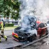 Uitslaande brand bij autobedrijf in Gemert, brandweer probeert overslaan vuur te voorkomen