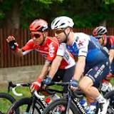 Simon Yates wins his first Grand Tour time trial in Giro d'Italia