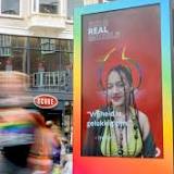 Bezoekers van Pride Groningen kunnen zich zaterdag laten fotograferen voor reclamecampagne Vodafone in Stad