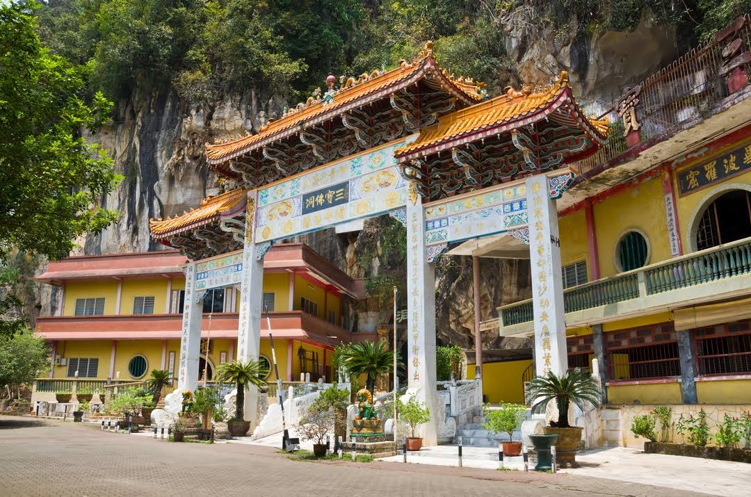 Sam Poh Tong Temple image